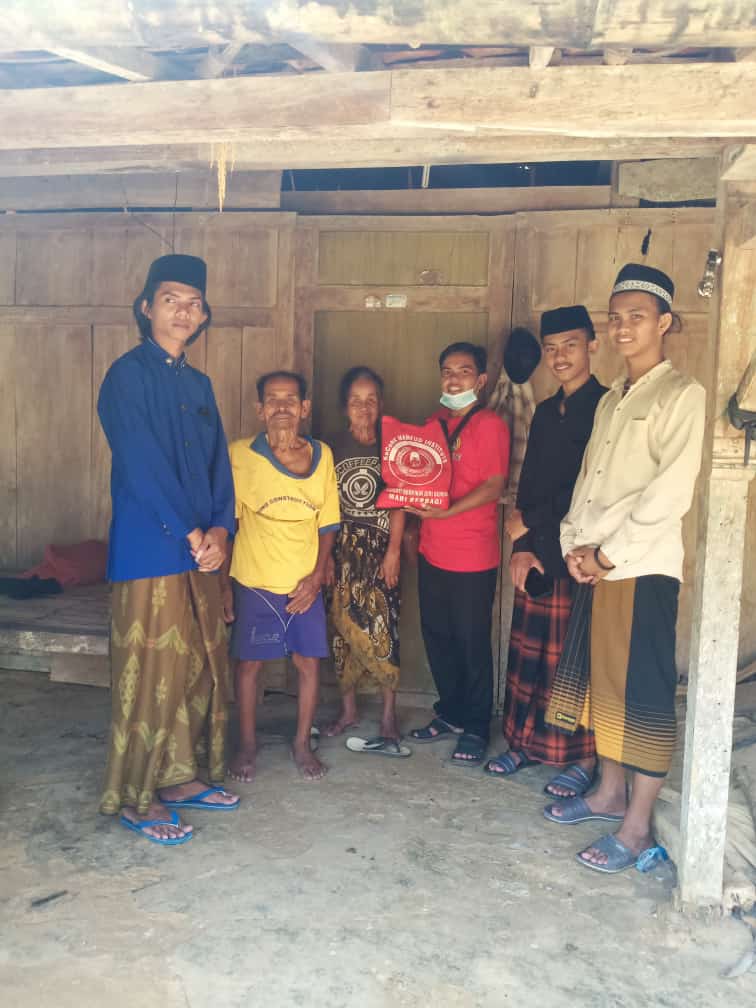 Agar Warga Tidak Mampu Bisa Berlebaran, KMI-FKMG Sebar Ribuan Paket Sembako