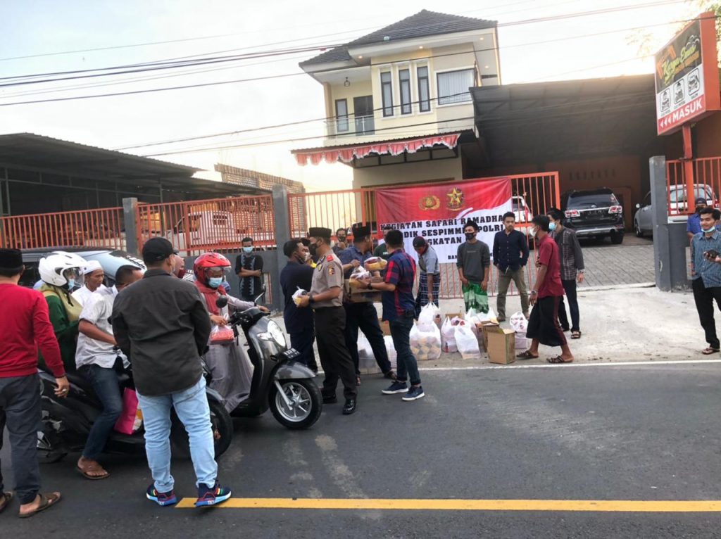 Peduli Sesama, Ahmad Faisol, Sisdik Sespimmen Polri Angkatan 61 Berbagi Takjil Kepada Masyarakat