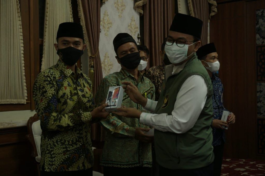 Wujud Peduli Pendidikan, Medco Energy Berikan 200 Handphone