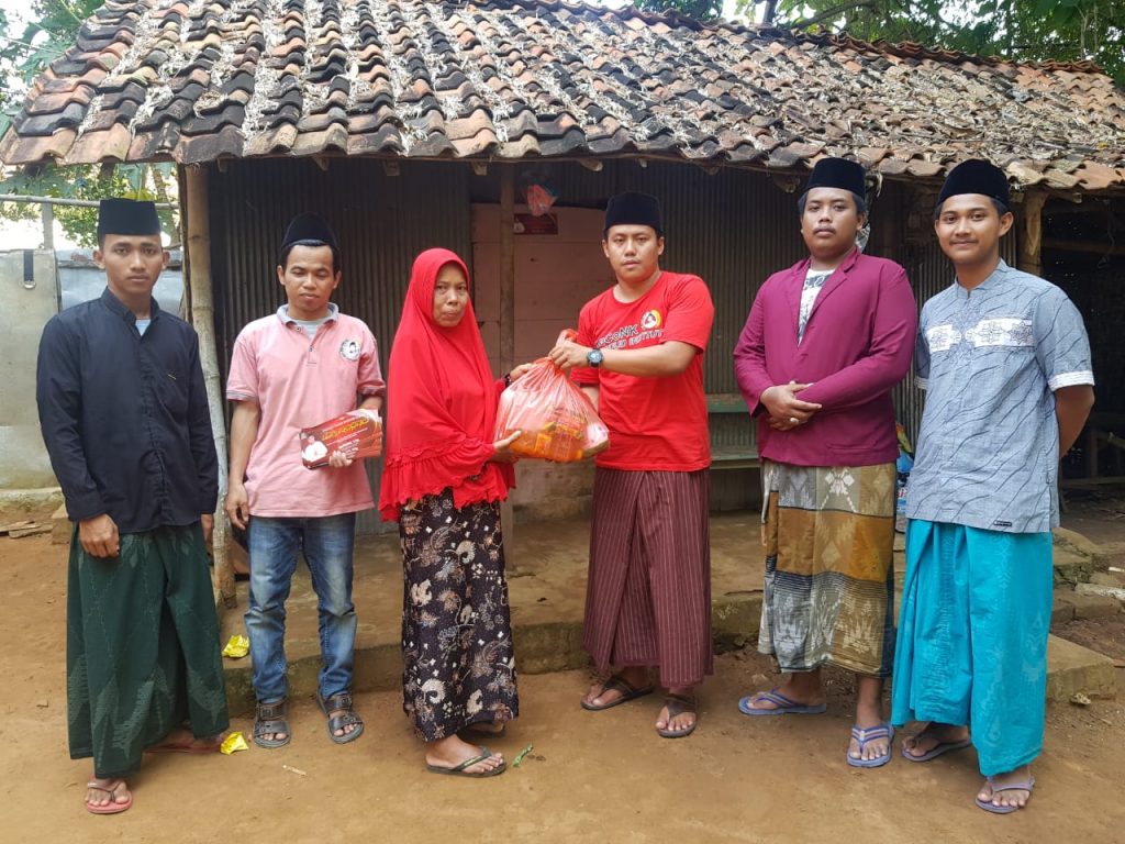 Bantu Para Lansia, KMI Blusukan di Tanjung Bumi