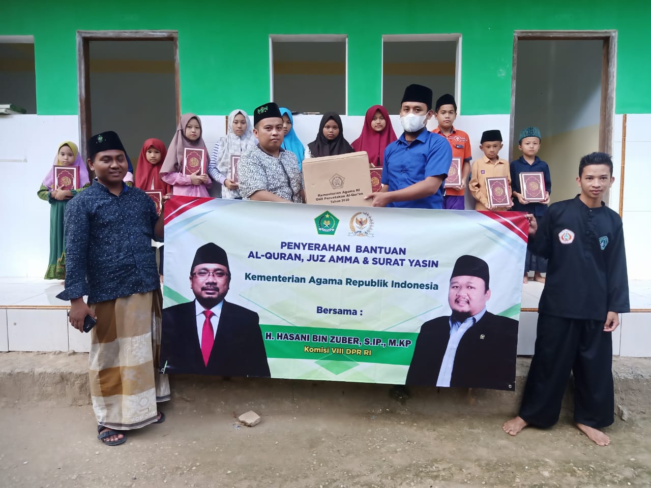 Ra Hasani Salurkan Ratusan Alquran, Juz Amma dan Buku Yasin ke Masjid dan TPQ