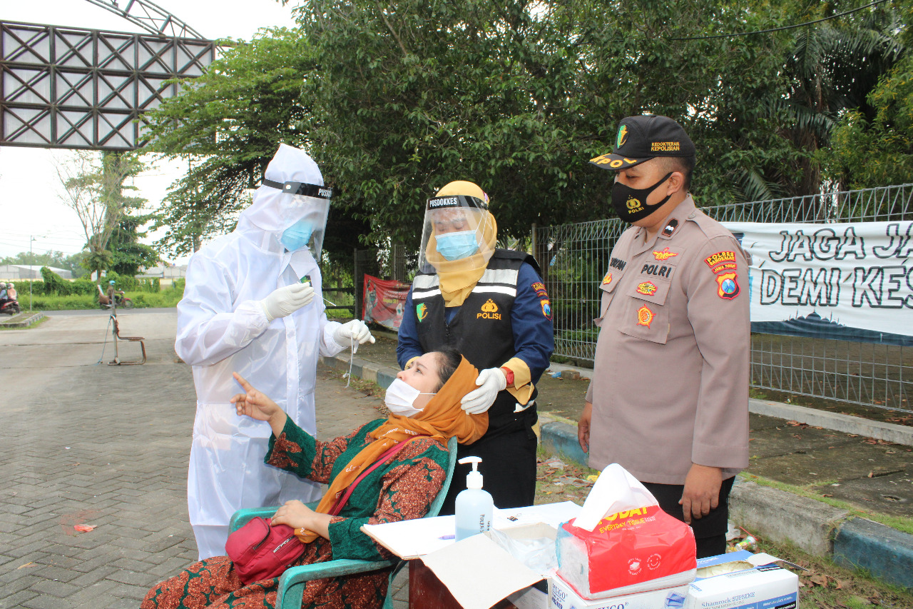 Polres Bangkalan Rapid Tes Pedagang dan Pengunjung Pasar KLD