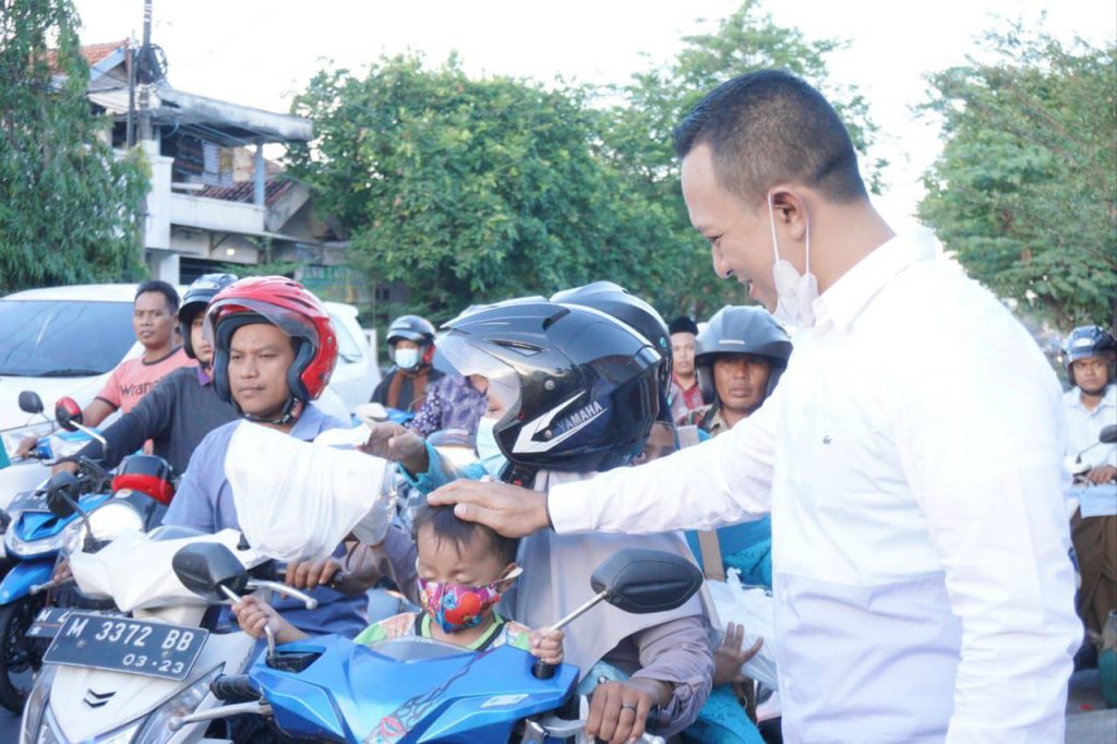 Bani Group Bagikan Ribuan Takjil ke Abang Becak dan Ojek Online