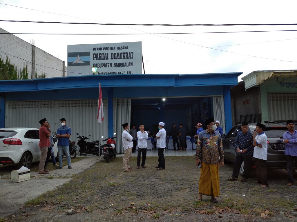 Demokrat Bangkalan Berbagi Takjil dan Tiga Kabar Gembira