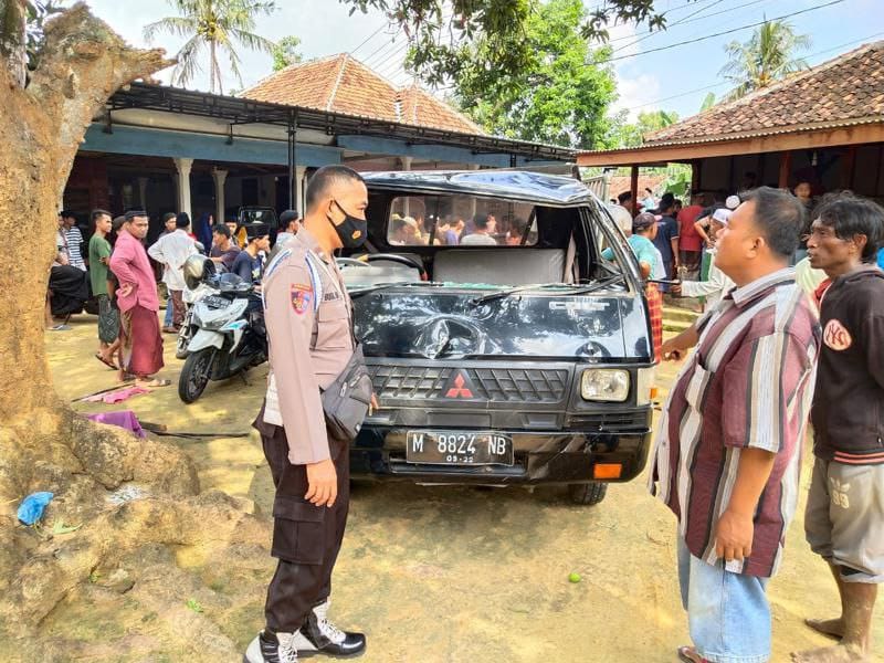 Pikap Nyungsep di Tikungan Tajam, 17 Penumpang Luka-luka