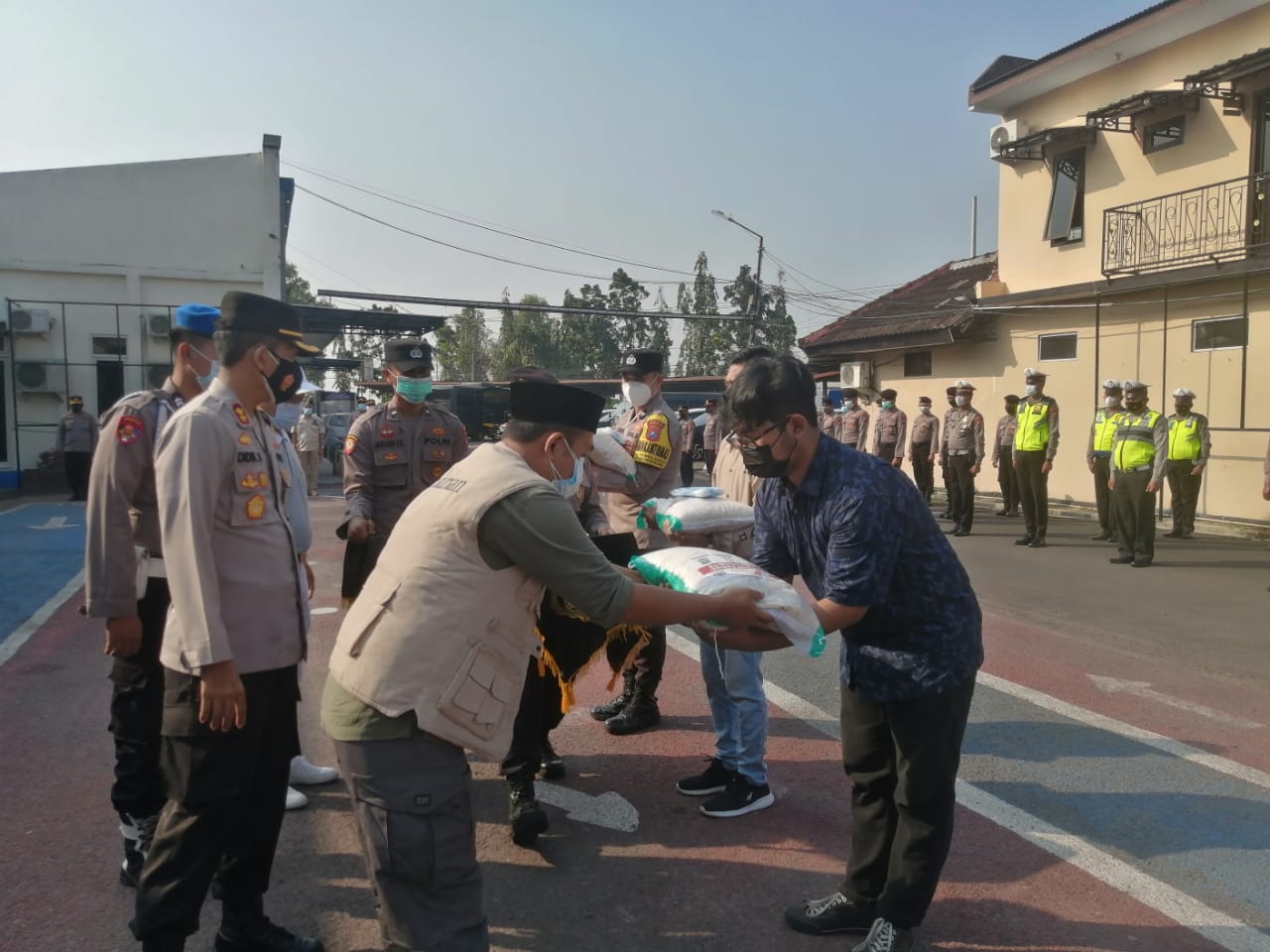 Yayasan Budha Tsu Chi Bersama Gusdurian Membantu Tangani Dampak Covid 19 di Bangkalan