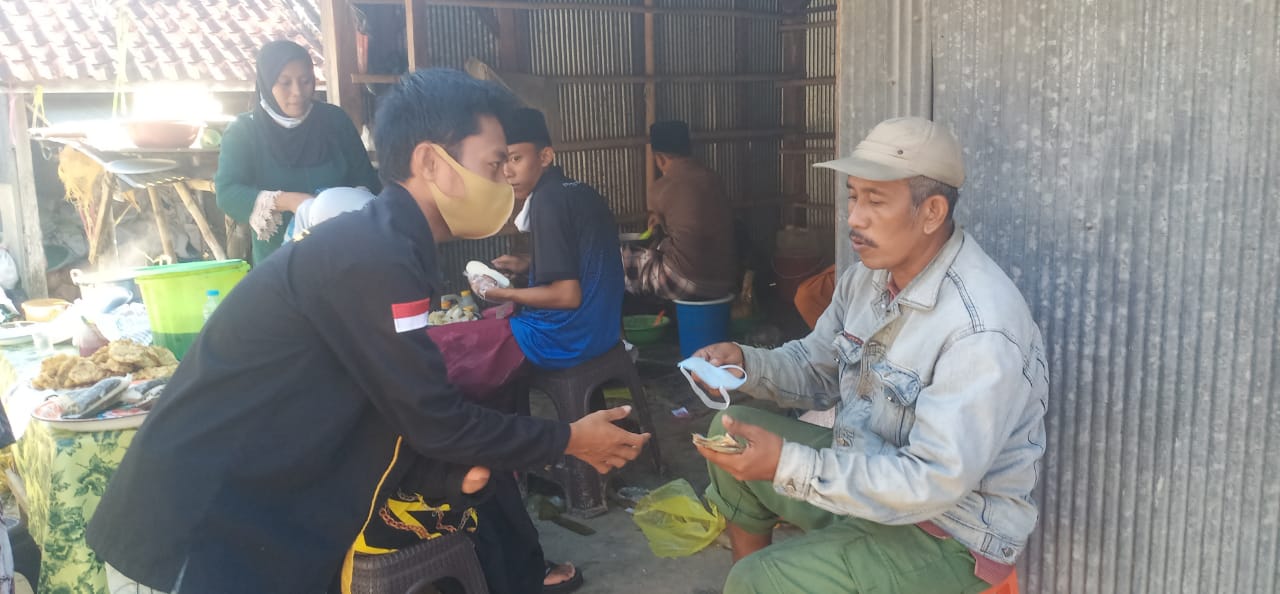 Kecamatan Geger Masuk Zona Merah: Fkmg Bagi bagi Masker dan Edukasi Masyarakat di Pasar