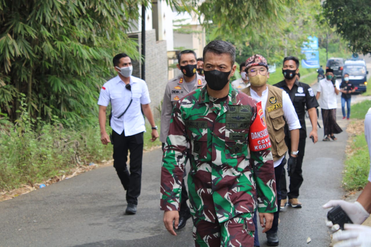 Naik Mobil Patroli, Forkopimda Minta Warga Arosbaya dan Geger Pakai Masker
