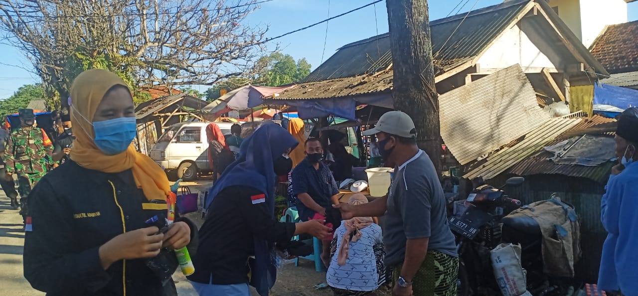 Demi Memutus Penyebaran Covid-19 di Kecamatan Geger, FKMG Bagi bagi Masker dan Vitamin Ke Masyarakat