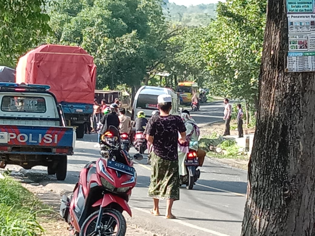 Tabrakan Beruntun, Truk Muatan Berat Tutup Separuh Badan Jalan Raya Paterongan