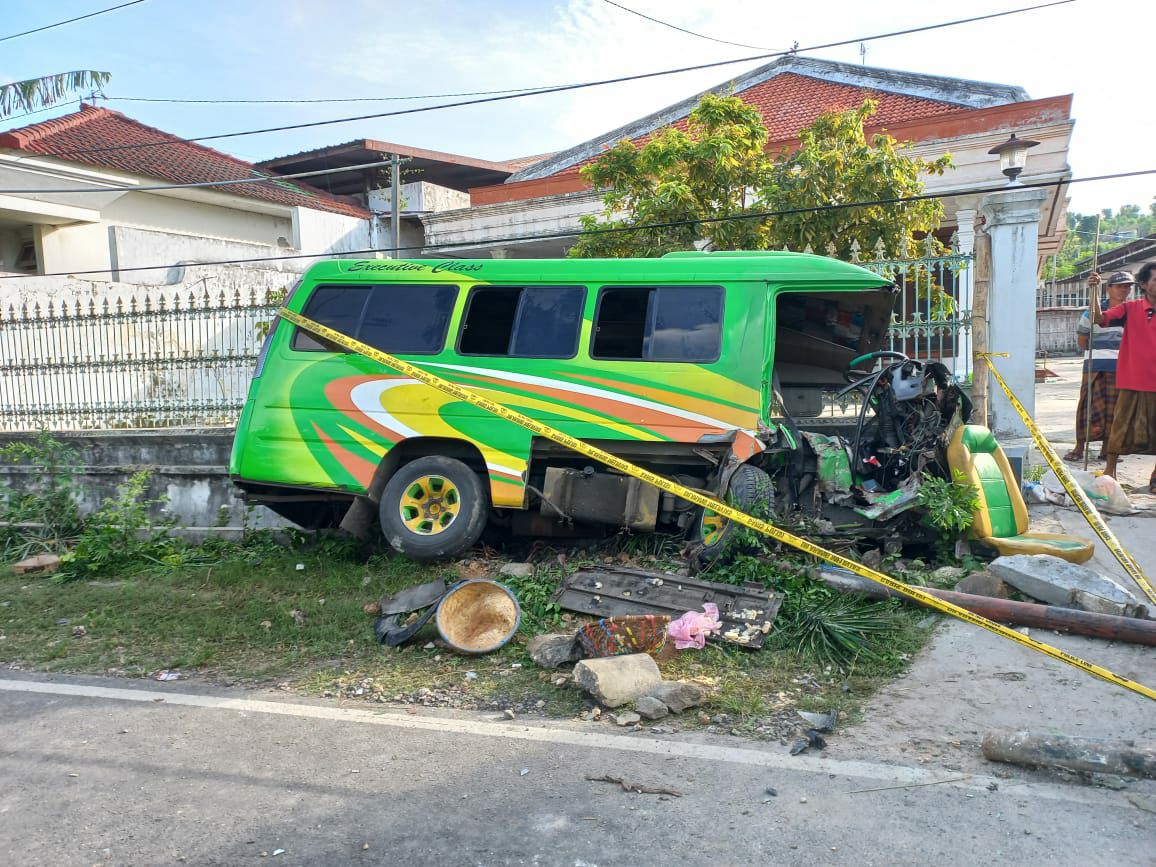 Bis Mini Pecah Ban di Sumenep, Dua Penumpang Tewas