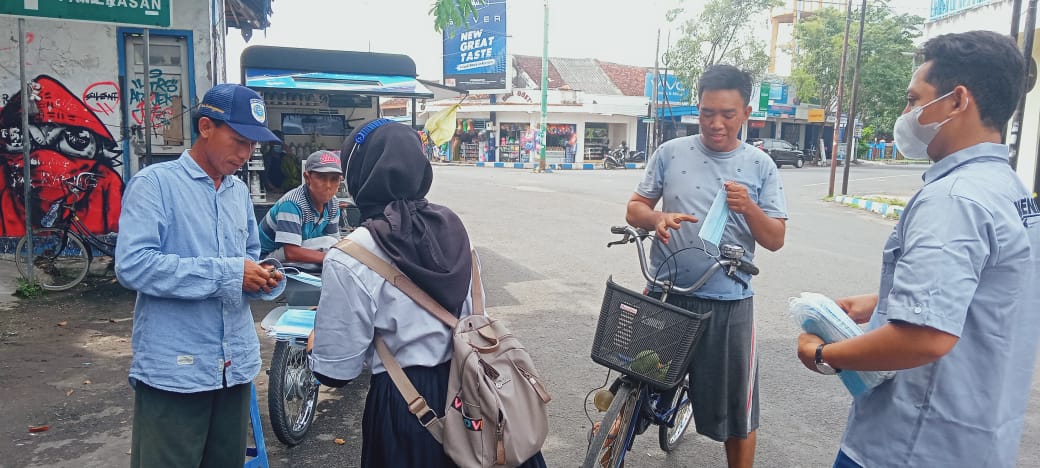 Antusias Memutus Mata Rantai Penyebaran Covid-19, Milenial Sintesa Bagikan Masker ke Masyarakat