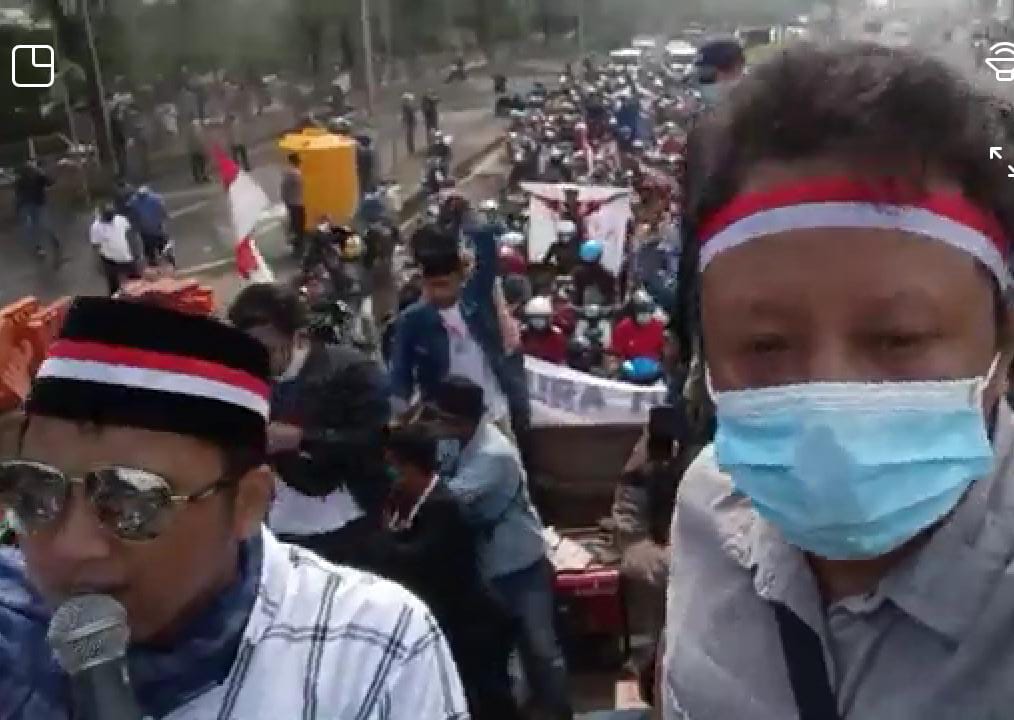 Orasi Sepanjang Jalan, Massa Aksi Dari Madura Minta Ery Cahyadi Cabut Kebijakan Swab Antigen di Suramdu