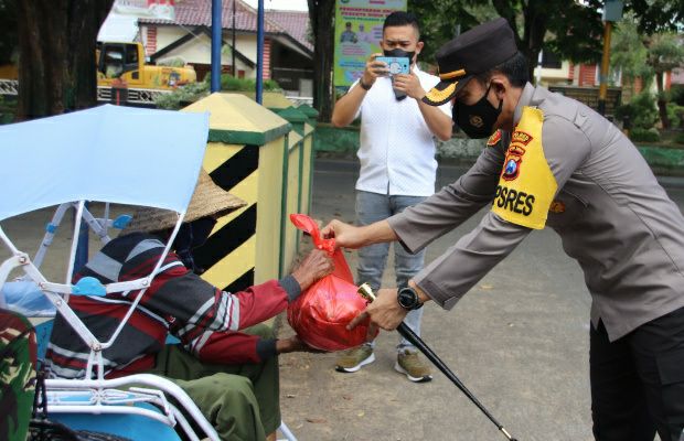 Ditengah PPKM Darurat, Kapolres Sumenep Bagikan Sembako