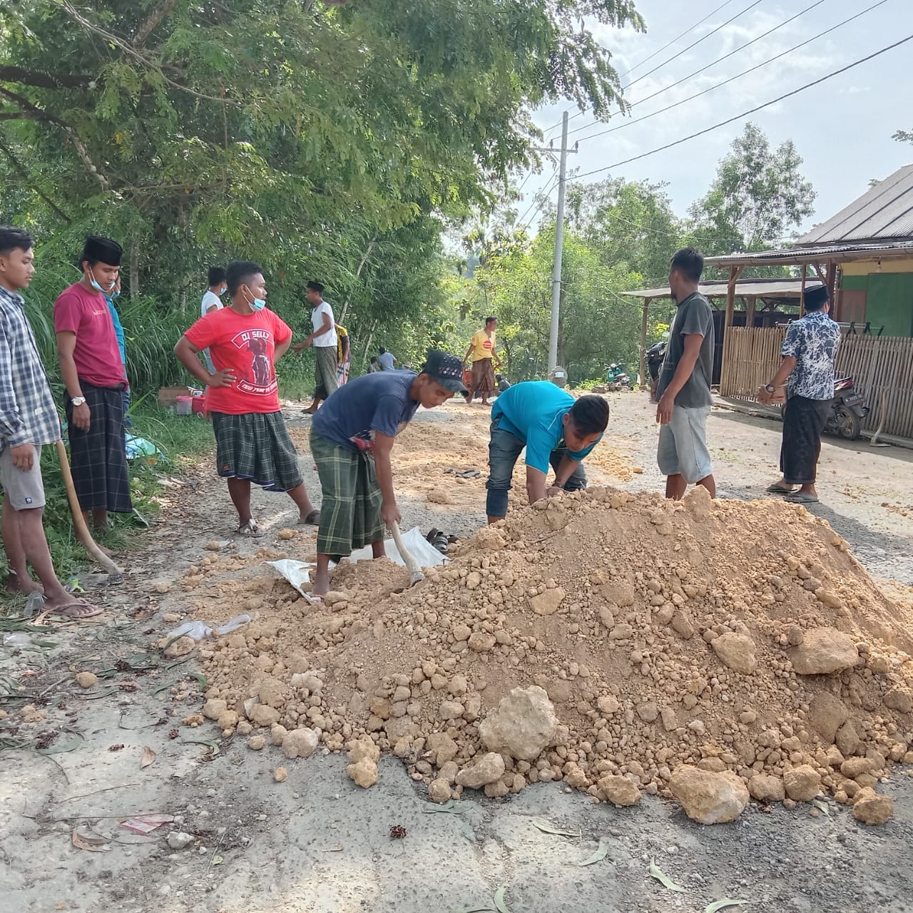 Jalan Poros Kabupaten Rusak Parah, KNPI Kecmatan KOKOP Turun Bersama Masyarakat Bergotong Royong