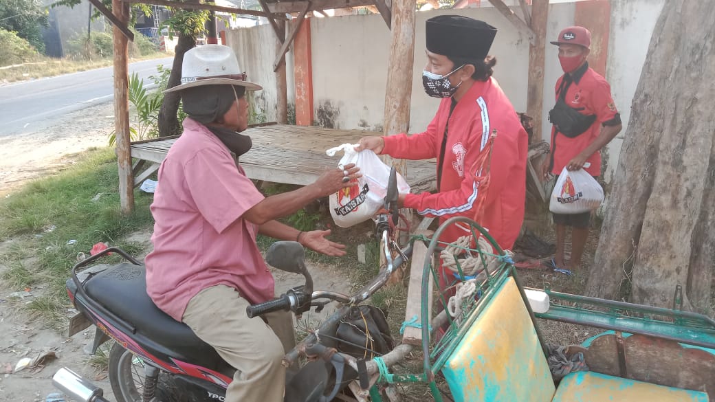 DPC PDI-P Bangkalan Distribusi Sembako, Bantu Meringankan Tukang Becak yang Terdampak PPKM