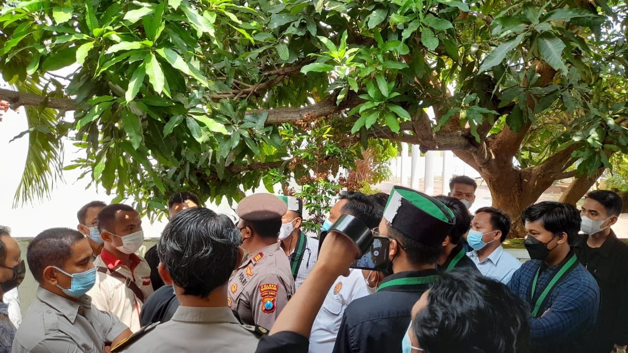 Masyarakat Ngeluh Bikin Sertifikat Lama, HMI Segel Kantor BPN Bangkalan