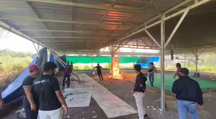 Polisi Bangkalan Bakar Arena Sabung Ayam di Parseh dan Bunajih