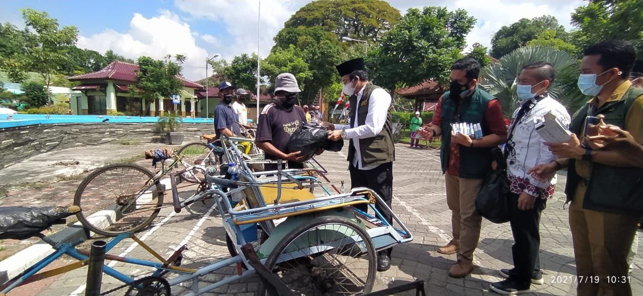 Jelang Hari Raya Idul Adha, Tukang Becak di Bangkakan Dapat Bantuan Sembako