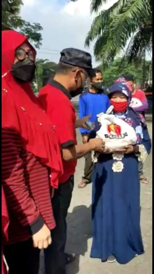 Sasar Pasukan kuning, Ji Kur : Semoga Sembako Ini Bisa Bermanfaat Untuk Idhul Adha