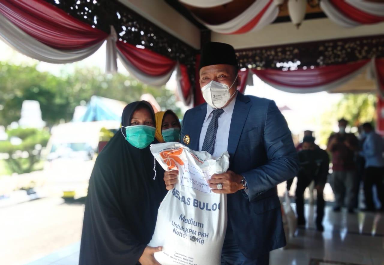 Bupati Sampang Saluran Beras PPKM