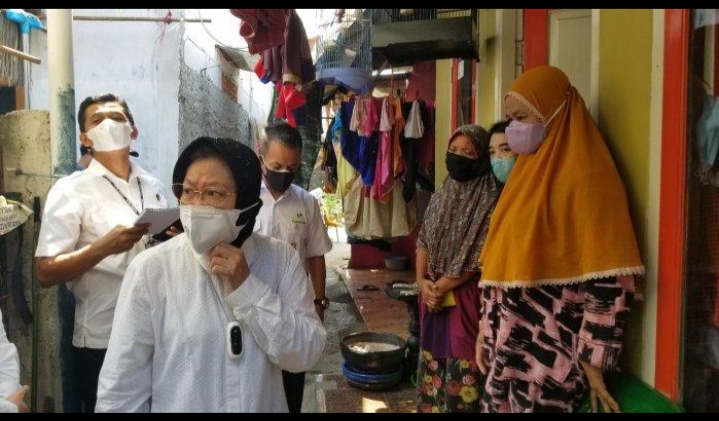 Blusukan ke Tangerang, Risma Temukan BST Dipotong dan Kartu ATM Dipegang Pendamping