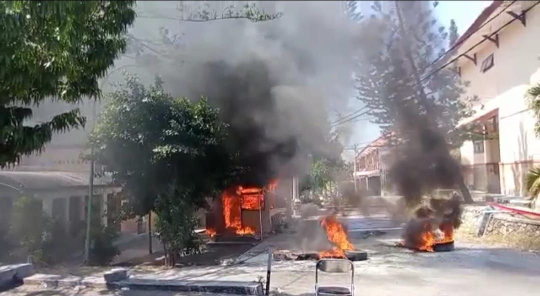 Demo Mahasiswa IAIN Madura Rusuh: Bakar Pos Satpam dan Rusak Aula Kampus