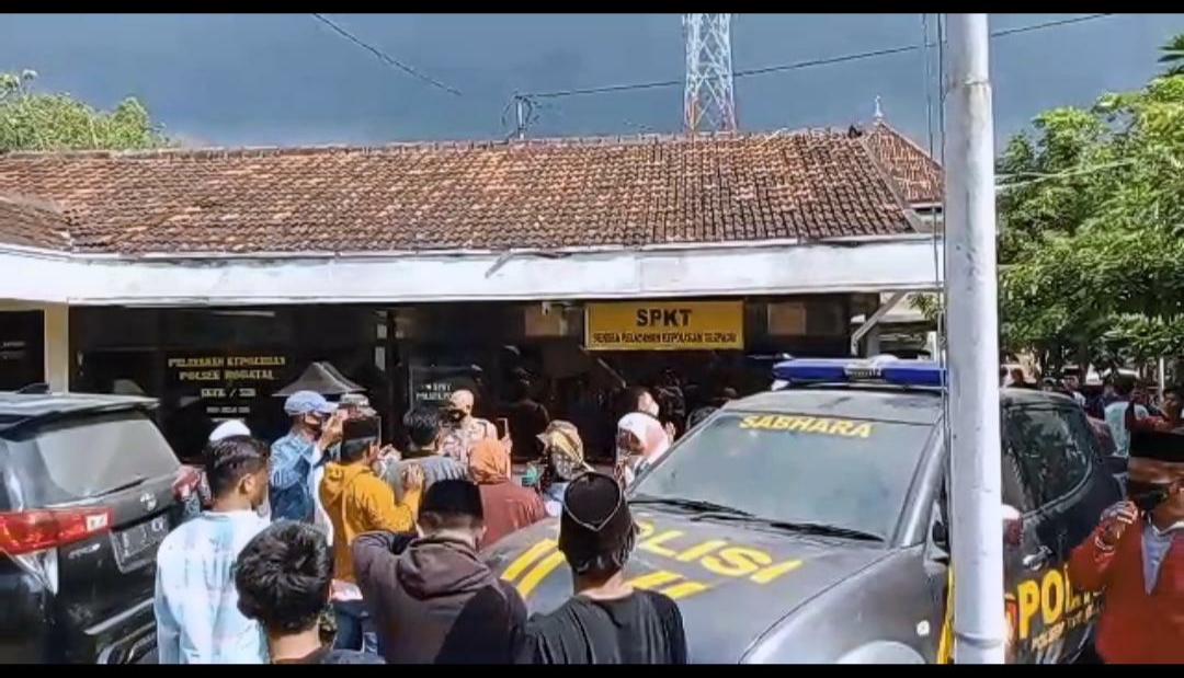 Kantor Polsek Robatal Digeruduk Warga