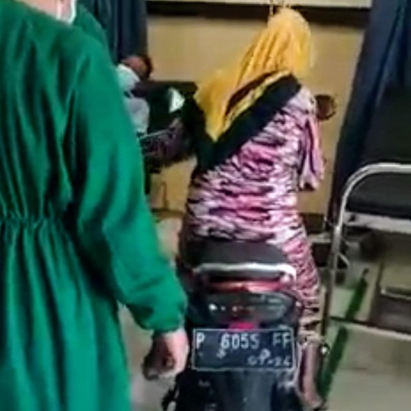 Cerita Haru Dibalik Video Viral Emak-emak Masukin Motornya ke IGD