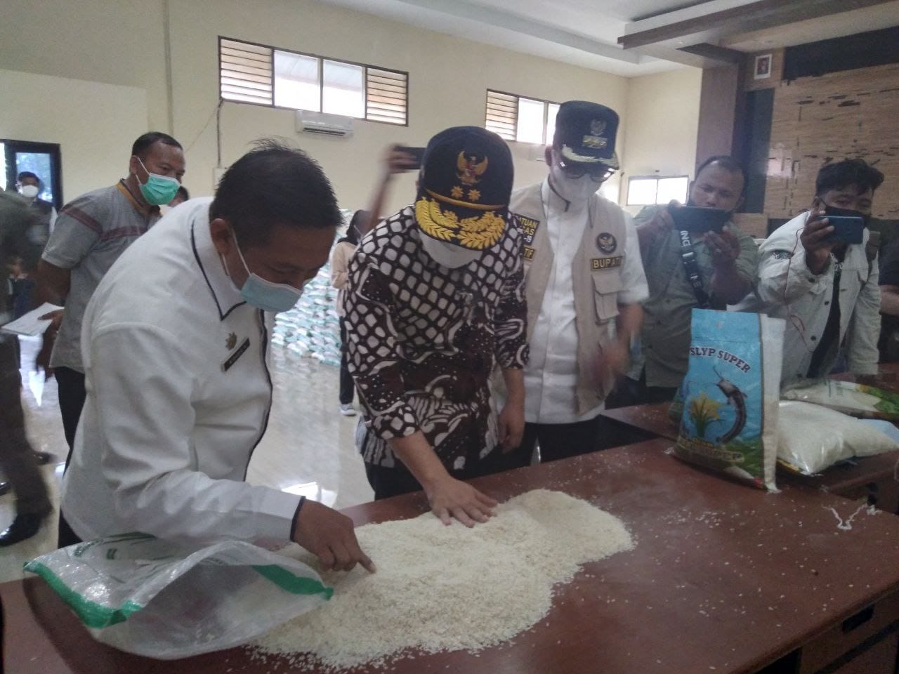 Beras Bansos Berkutu, Emil Dardak: Jangan Disalurkan