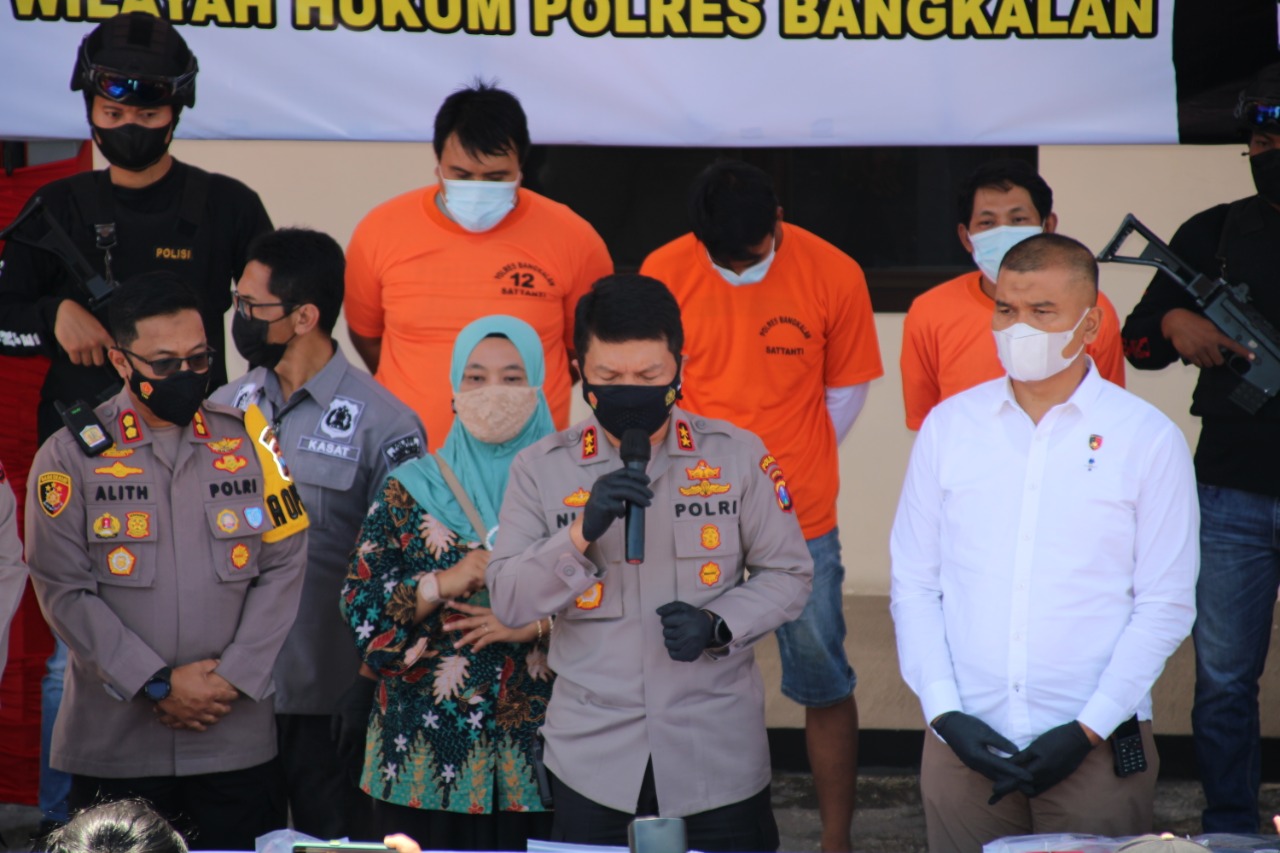 Asmara Teknisi WiFi, Latari Penembakan di Sukolilo Labang
