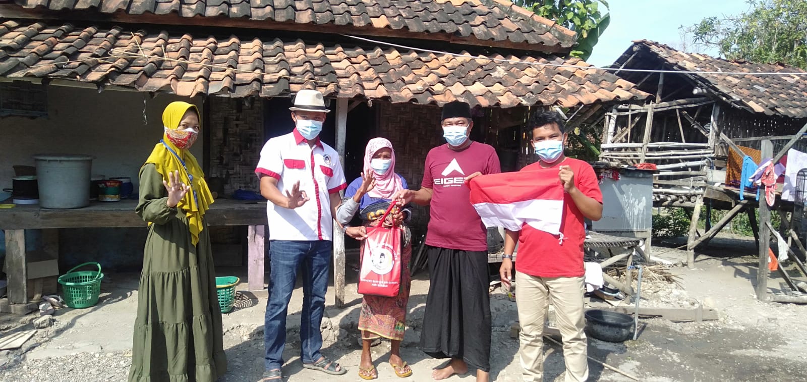 Lewati Masa Sulit Bersama, KMI Berbagi Sembako ke Pelosok Desa