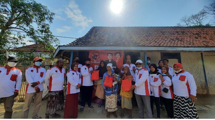 Dirikan Posko “Gotong Royong” di Arosbaya, PDI-P Siapkan Ratusan Sembako Untuk Masyarakat Terdampak PPKM