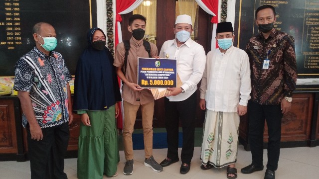 Raih Perunggu di Olimpiade Matematika Internasional, Alvin Diberi Beasiswa S3 oleh Bupati Sampang