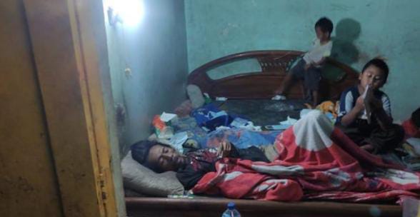 Cerita Dua Bocah Asal Malang Rawat Sang Ayah Dalam Keadaan Lumpuh