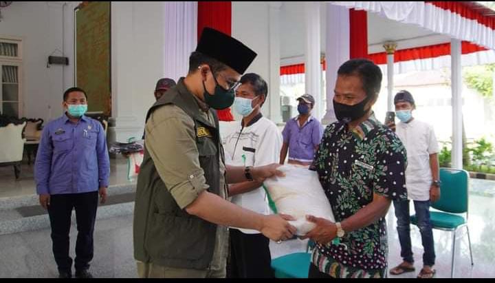 Ribuan Nelayan Asal Bangkalan Dapat Bansos Beras