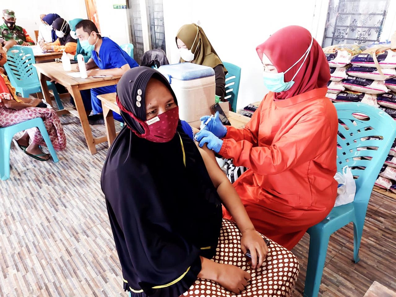 Gencarkan Vaksinasi, DPMD Sampang Turun Bawa Nakes Saat Penyaluran BLT DD