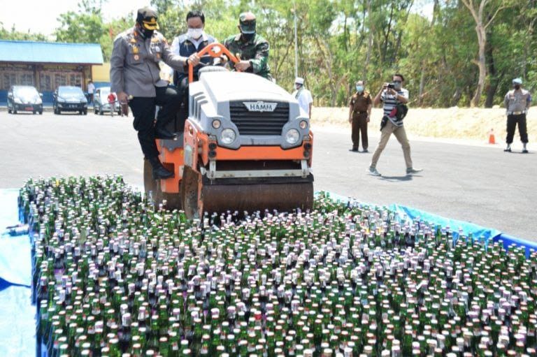 Polres Pamekasan Musnahkan 2.577 Botol Miras Hasil Operasi Pekat