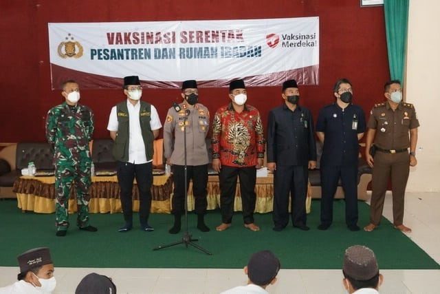 Jokowi Pantau Secara Virtual Vaksinasi Santri di Bangkalan