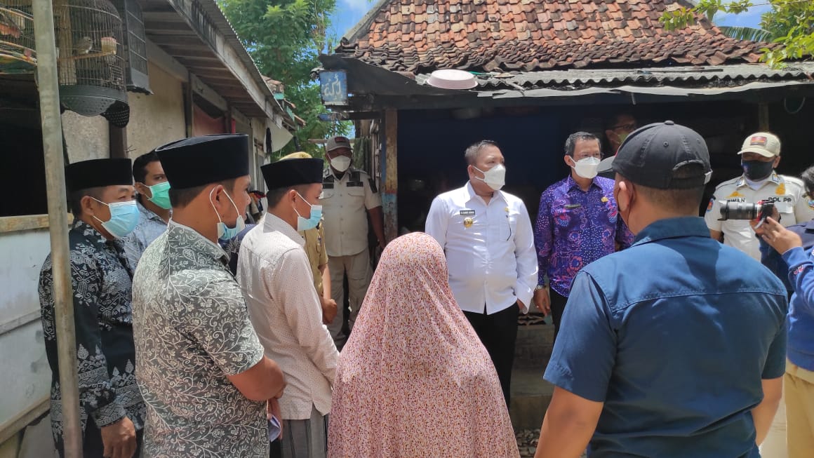 Ketika Bupati Sampang Mendapat Kiriman Video Warga Miskin di Banyuates, Reaksinya Bikin Haru
