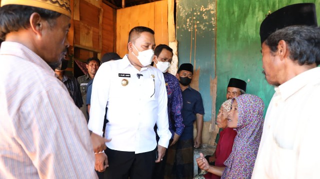 Bedah Rumah Dua Janda Tua, Bupati Sampang Rogoh Uang Pribadi