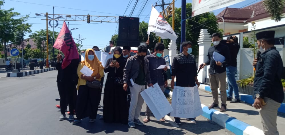 Demo PN Sampang Menjelang Putusan Sidang Kasus Pencabulan