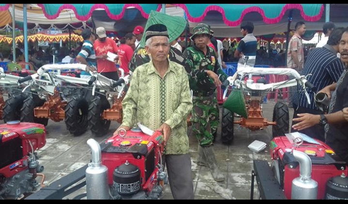 Disperta Sampang Serahkan Bantuan ke Kelompok Tani
