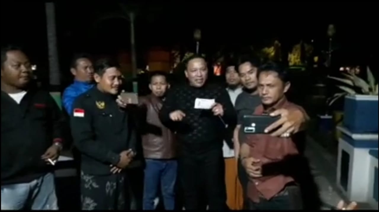 Baru Datang Dari Jakarta, Bupati Sampang Langsung Temui Pengunjuk Rasa