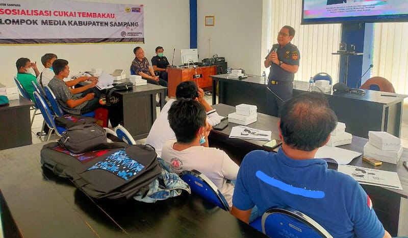 Antisipasi Peredaran Rokok Ilegal, Diskominfo Sampang dan Bea Cukai Gelar Sosialisasi
