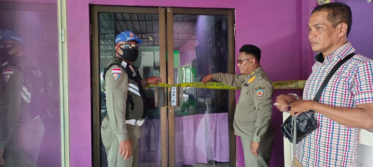 Tidak Miliki Izin, Cafe +Karaoke di Bangkalan Ditutup Satpol-PP