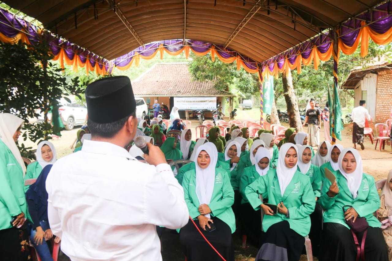 Reses di Galis, Mahfud S.Ag Kasih Suprise Untuk Muslimat dan Fatayat