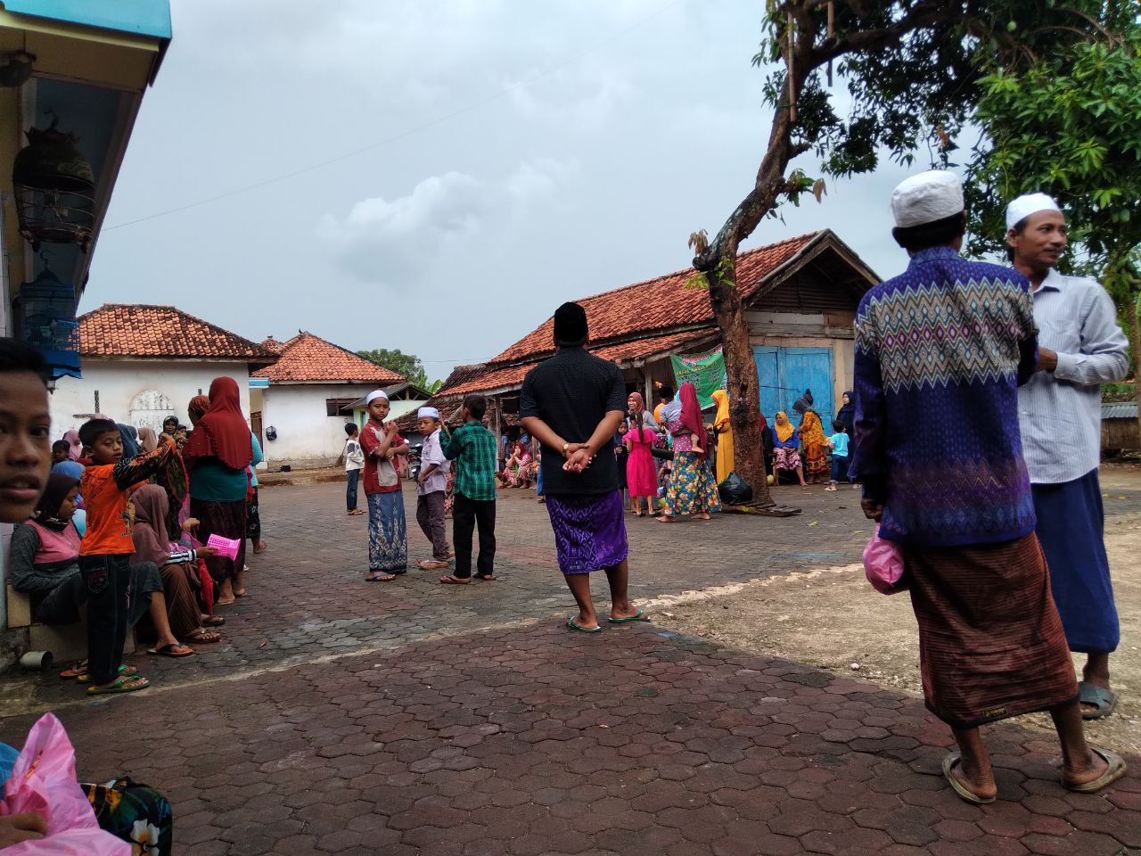 Tabur Duit hingga Rebutan Tumpeng Buah, Tradisi Maulid Nabi di Desa Buluh