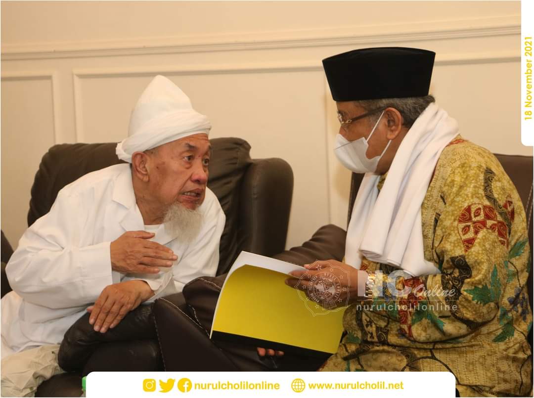 Momen Kiai Zubair Hadiahkan Kitab Karya Syaikhona Kholil ke Ketua PBNU