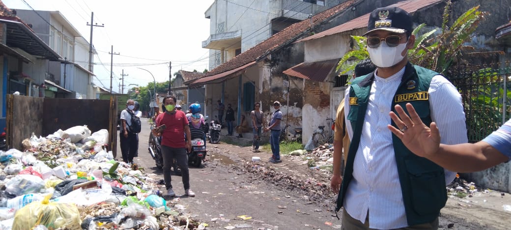 Tumpukan Sampah di Pangeranan dan Cerita Empat Pikap Buang Sampah Tangah Malam